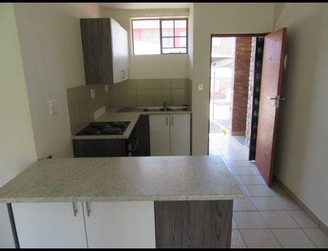 2 BEDROOM TOWNHOUSE FOR SALE IN ROOIHUISKRAAL NORTH